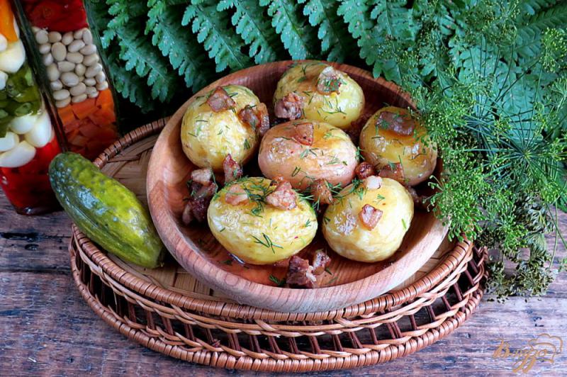 Фото приготовление рецепта: Молодой картофель жареный с салом чесноком и укропом шаг №7