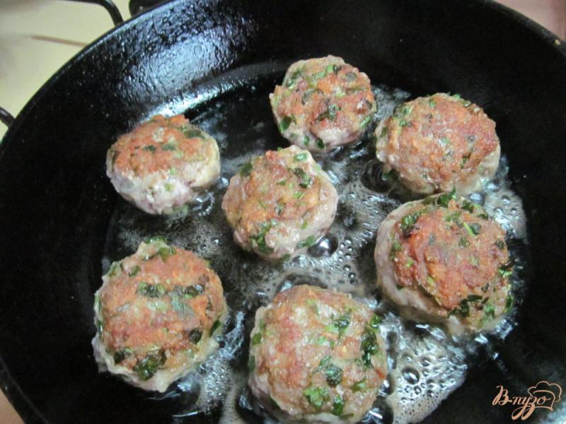 Фото приготовление рецепта: Мясные шарики с полентой и соусом из запеченных овощей шаг №7