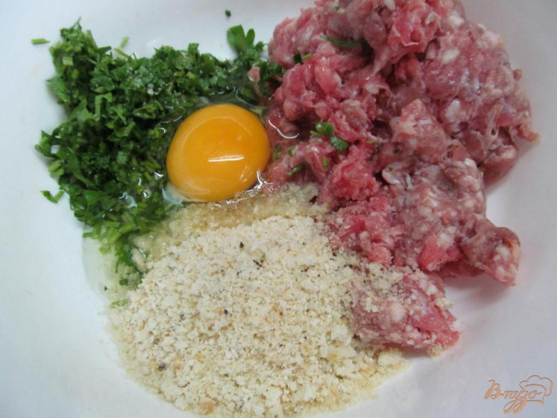 Фото приготовление рецепта: Мясные шарики с полентой и соусом из запеченных овощей шаг №3