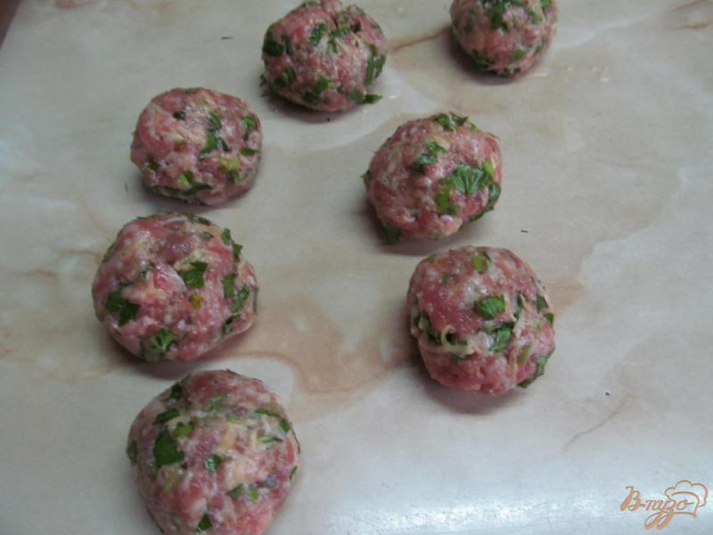 Фото приготовление рецепта: Мясные шарики с полентой и соусом из запеченных овощей шаг №6