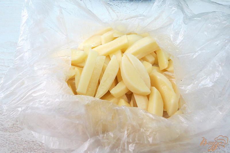 Фото приготовление рецепта: Картофель фри в духовке шаг №3