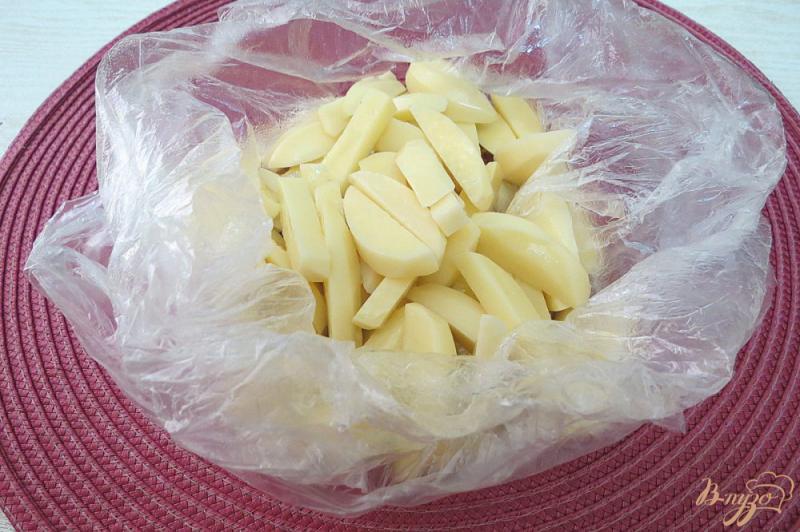 Фото приготовление рецепта: Картофель фри в духовке шаг №4