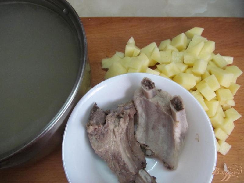 Фото приготовление рецепта: Суп с баклажаном и рисом шаг №1
