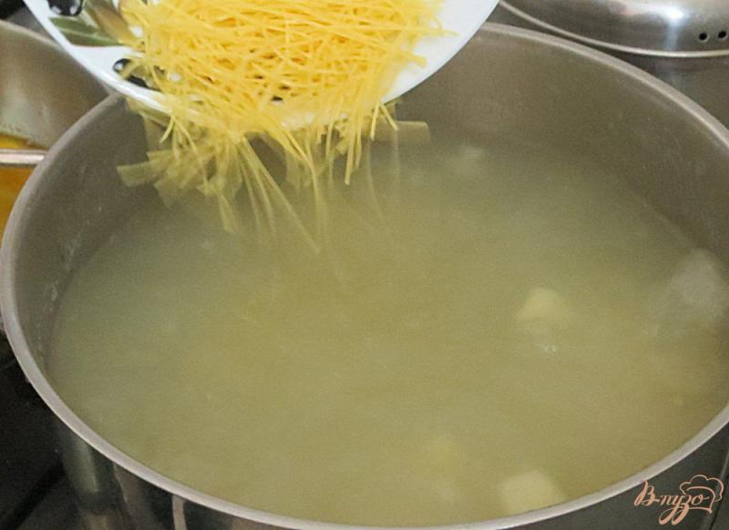 Фото приготовление рецепта: Суп со шпротами шаг №7