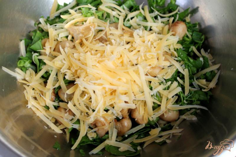 Фото приготовление рецепта: Салат с шампиньонами и сыром шаг №5