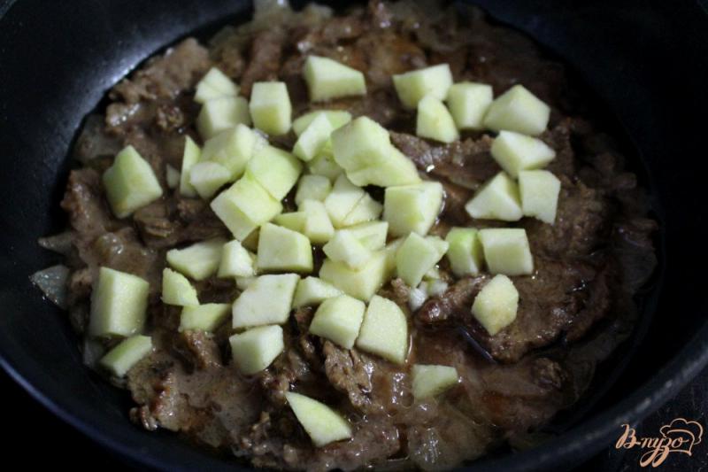 Фото приготовление рецепта: Говядина с яблоком, чесноком и черносливом шаг №3