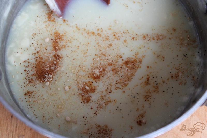 Фото приготовление рецепта: Домашнее сгущенное молоко с ягодами шаг №4