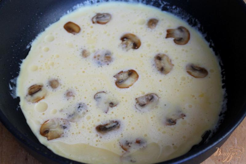 Фото приготовление рецепта: Омлет с шампиньонами, сыром и шпинатом шаг №3