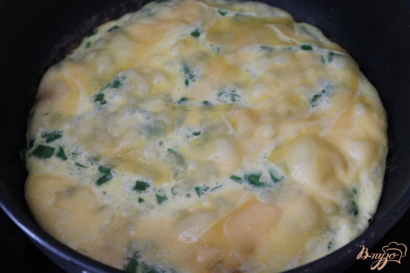 Фото приготовление рецепта: Омлет с шампиньонами, сыром и шпинатом шаг №6