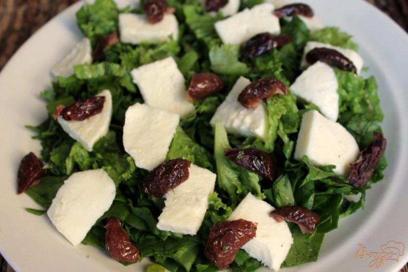 Фото приготовление рецепта: Салат с оливками и сыром моцарелла шаг №3