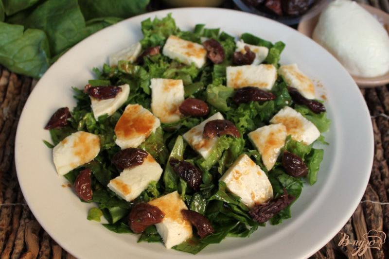Фото приготовление рецепта: Салат с оливками и сыром моцарелла шаг №5