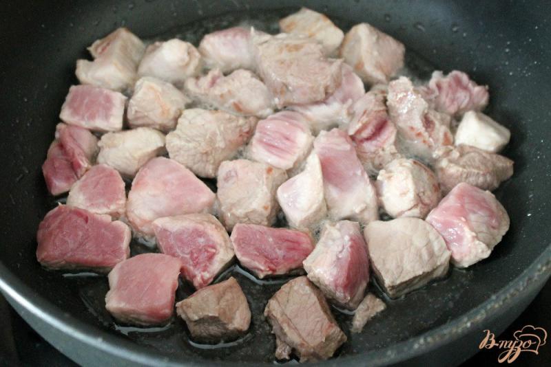 Фото приготовление рецепта: Свинина с крапивой и зеленым чесноком шаг №1