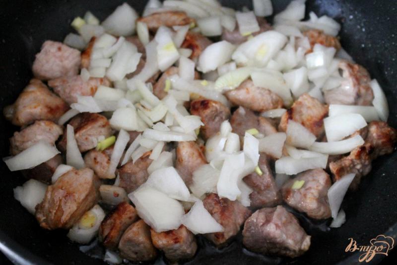 Фото приготовление рецепта: Свинина с крапивой и зеленым чесноком шаг №2