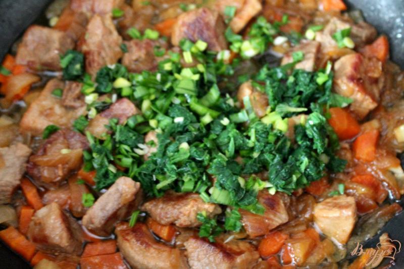 Фото приготовление рецепта: Свинина с крапивой и зеленым чесноком шаг №5