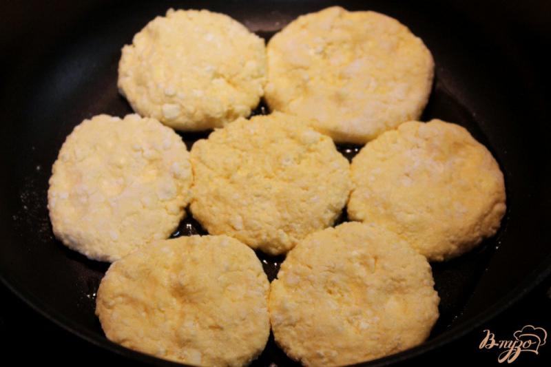 Фото приготовление рецепта: Ванильные сырники на желтках шаг №5