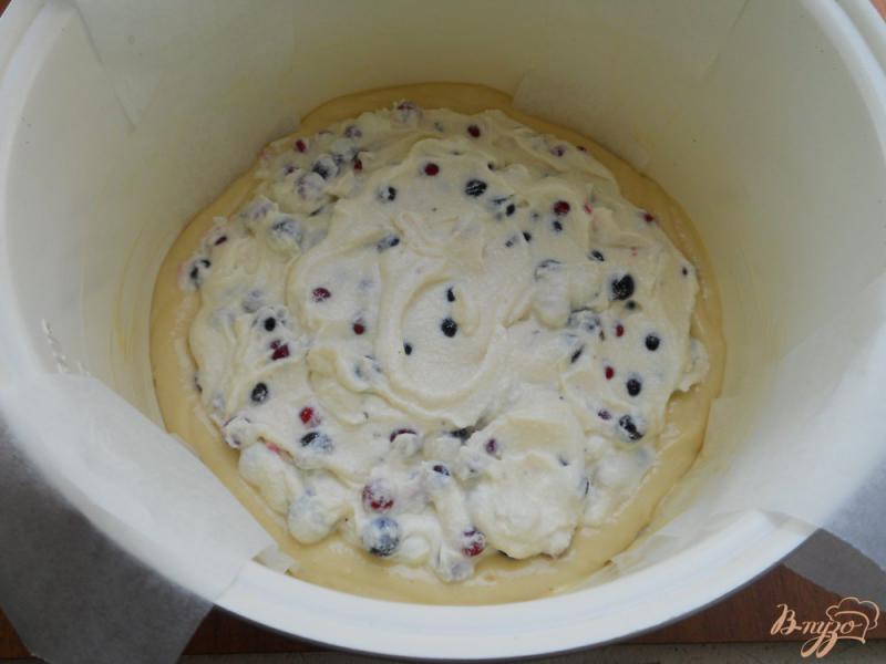 Фото приготовление рецепта: Пирог с творогом и смородиной в мультиварке шаг №8