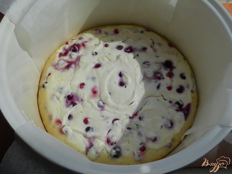 Фото приготовление рецепта: Пирог с творогом и смородиной в мультиварке шаг №9