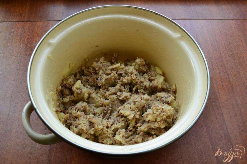 Фото приготовление рецепта: Жареные пирожки с картофелем и куриной печенью шаг №5
