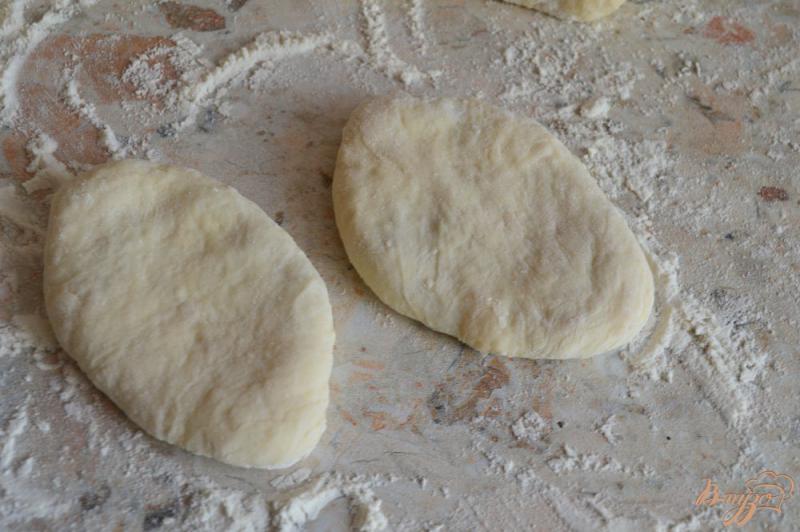 Фото приготовление рецепта: Жареные пирожки с картофелем и куриной печенью шаг №8