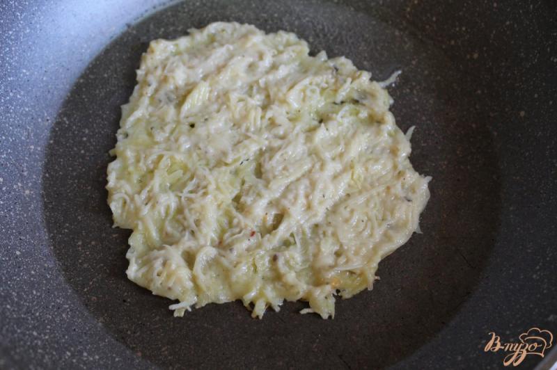 Фото приготовление рецепта: Картофельные лепешки с начинкой шаг №5