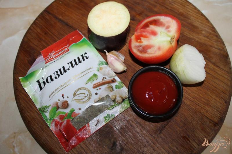 Фото приготовление рецепта: Баклажаны с помидорами и луком запеченные под сыром шаг №1