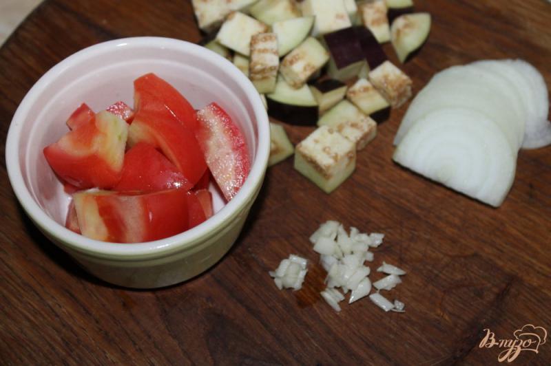 Фото приготовление рецепта: Баклажаны с помидорами и луком запеченные под сыром шаг №2