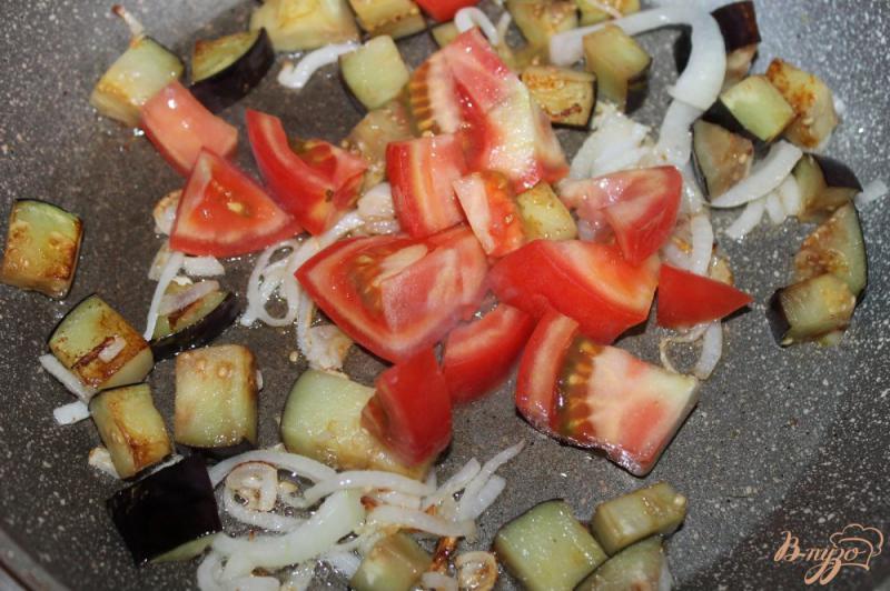 Фото приготовление рецепта: Баклажаны с помидорами и луком запеченные под сыром шаг №4