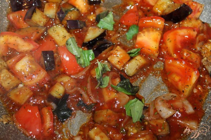 Фото приготовление рецепта: Баклажаны с помидорами и луком запеченные под сыром шаг №6
