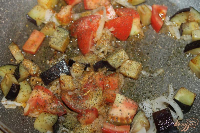 Фото приготовление рецепта: Баклажаны с помидорами и луком запеченные под сыром шаг №5