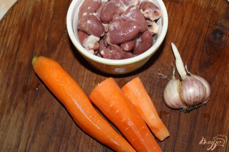 Фото приготовление рецепта: Тушеные куриные сердечки с морковью и чесноком в мультиварке шаг №1