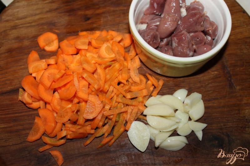 Фото приготовление рецепта: Тушеные куриные сердечки с морковью и чесноком в мультиварке шаг №2