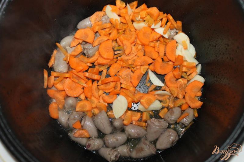 Фото приготовление рецепта: Тушеные куриные сердечки с морковью и чесноком в мультиварке шаг №4