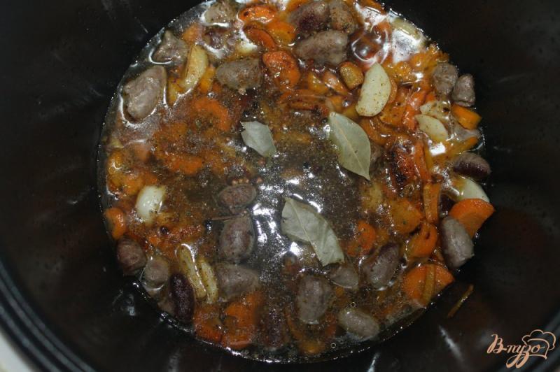Фото приготовление рецепта: Тушеные куриные сердечки с морковью и чесноком в мультиварке шаг №5