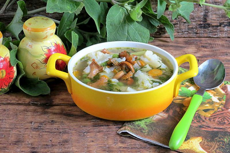 Фото приготовление рецепта: Суп овощной с лисичками шаг №12