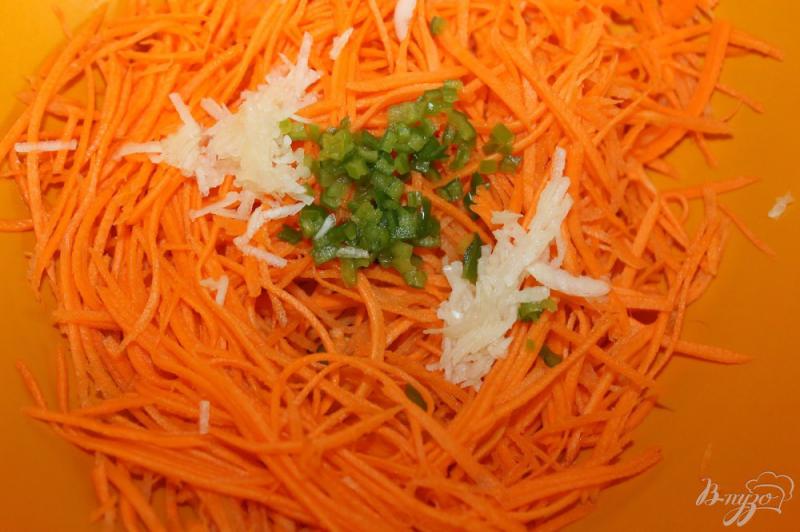 Фото приготовление рецепта: Морковь по - корейски с добавлением свежего перца чили шаг №4