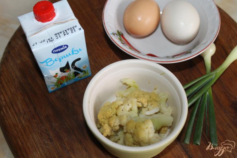 Фото приготовление рецепта: Омлет с цветной капустой, сыром и зеленым луком шаг №1