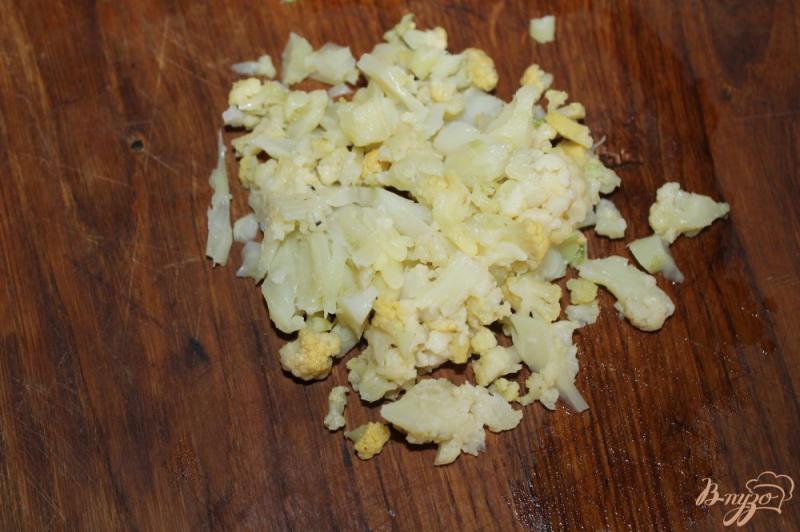 Фото приготовление рецепта: Омлет с цветной капустой, сыром и зеленым луком шаг №3