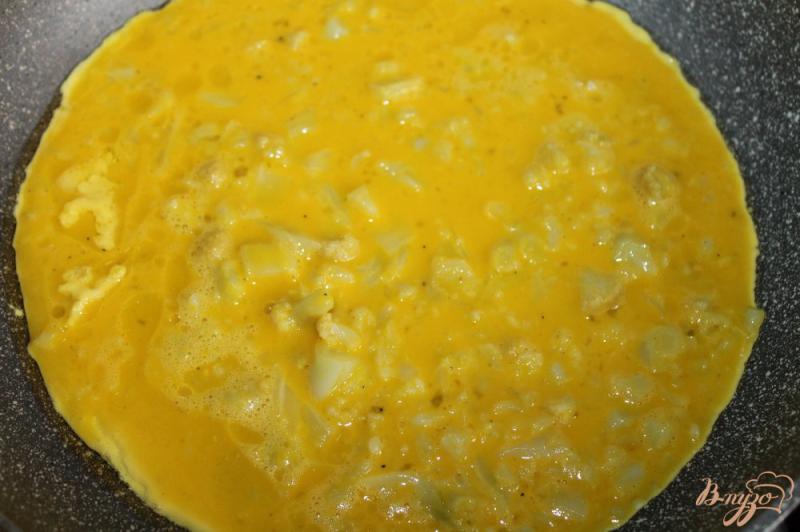 Фото приготовление рецепта: Омлет с цветной капустой, сыром и зеленым луком шаг №5