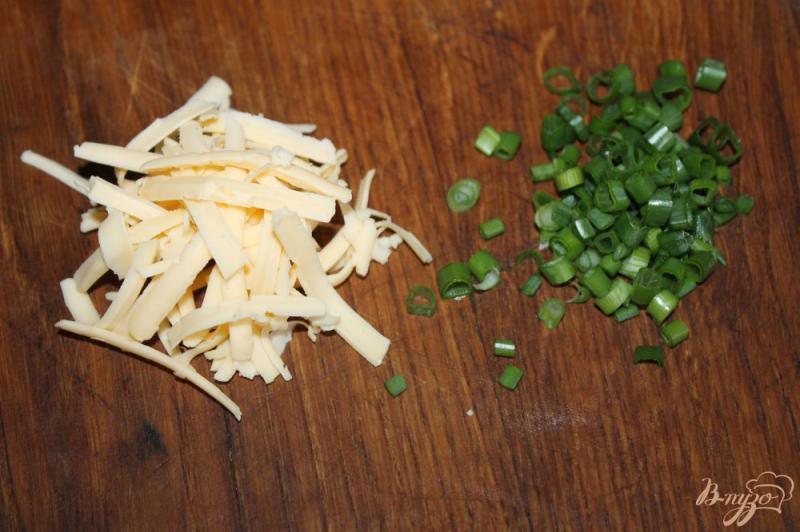 Фото приготовление рецепта: Омлет с цветной капустой, сыром и зеленым луком шаг №6