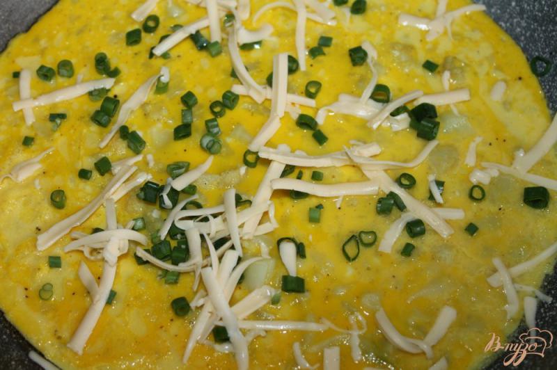Фото приготовление рецепта: Омлет с цветной капустой, сыром и зеленым луком шаг №7