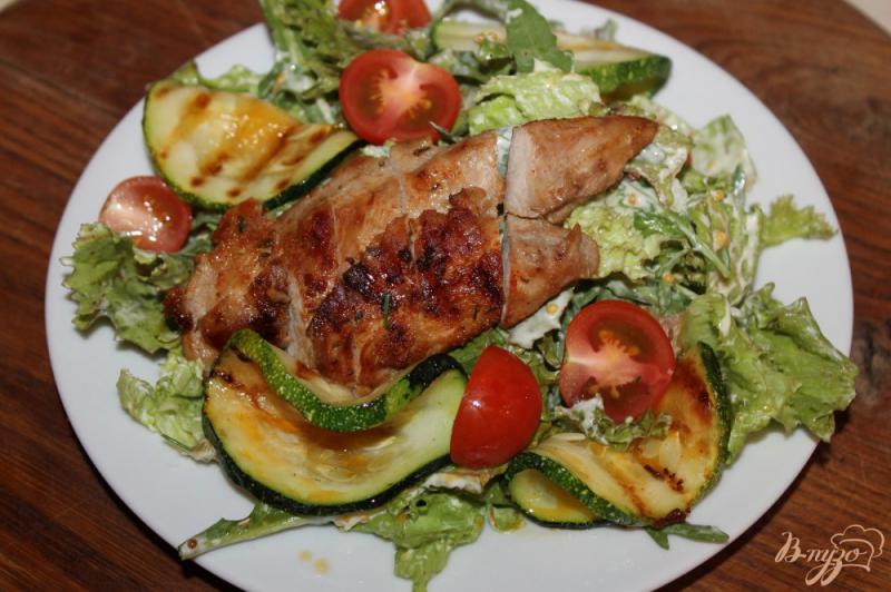 Фото приготовление рецепта: Куриный салат с жареными цуккини шаг №6
