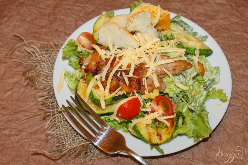 Фото приготовление рецепта: Куриный салат с жареными цуккини шаг №7