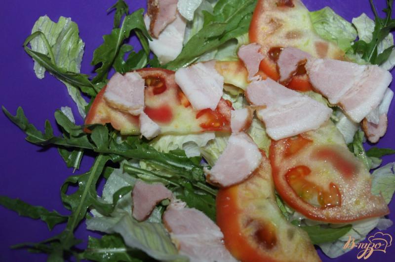 Фото приготовление рецепта: Салат с беконом, сыром и помидорами шаг №3