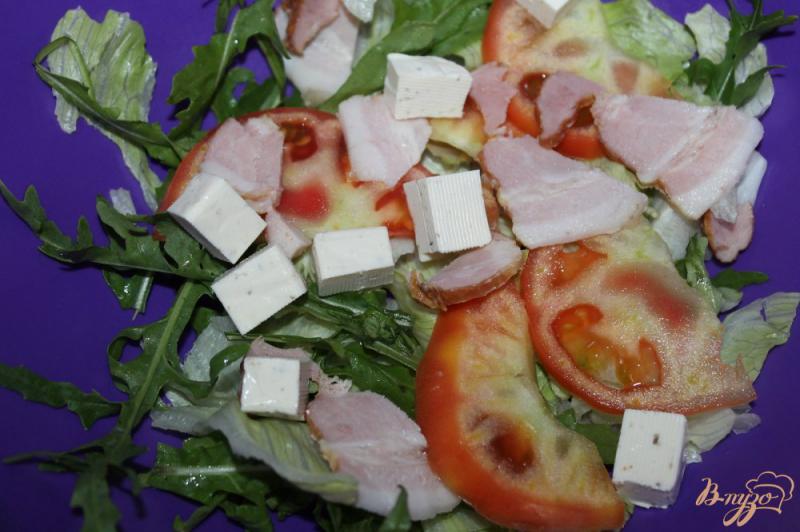 Фото приготовление рецепта: Салат с беконом, сыром и помидорами шаг №4