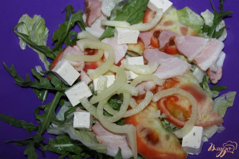 Фото приготовление рецепта: Салат с беконом, сыром и помидорами шаг №5