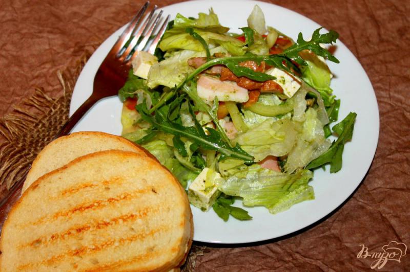 Фото приготовление рецепта: Салат с беконом, сыром и помидорами шаг №7