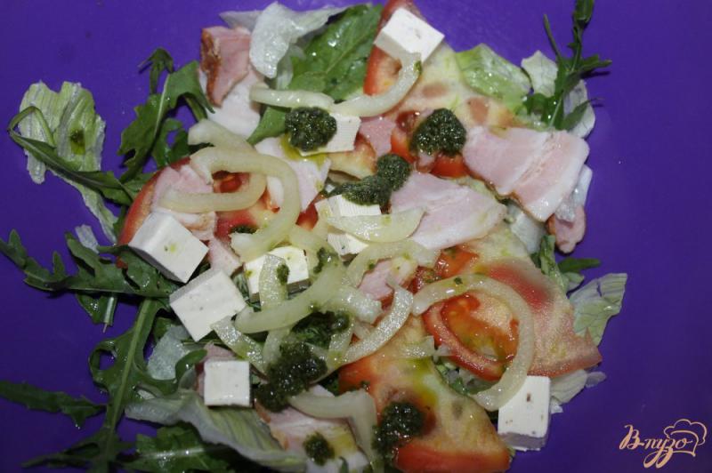 Фото приготовление рецепта: Салат с беконом, сыром и помидорами шаг №6