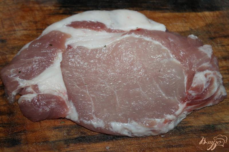 Фото приготовление рецепта: Жареная свинина с чесноком и сливочным маслом шаг №1
