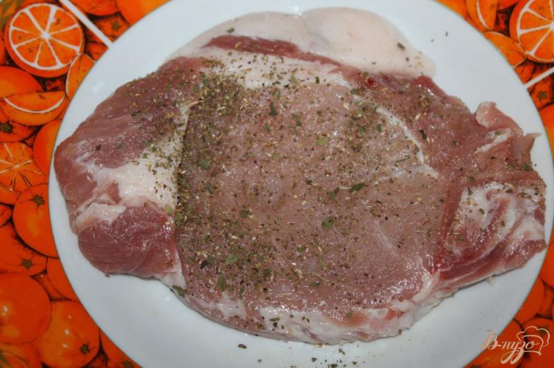 Фото приготовление рецепта: Жареная свинина с чесноком и сливочным маслом шаг №2