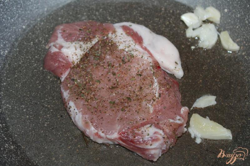 Фото приготовление рецепта: Жареная свинина с чесноком и сливочным маслом шаг №4